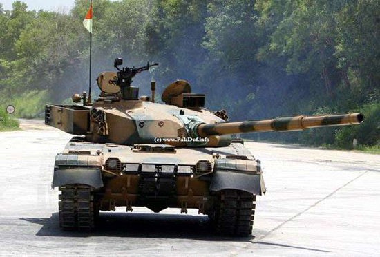 Xe tăng MBT-2000 Khalid là loại xe tăng hiện đại do Trung Quốc và Pakistan hợp tác sản xuất. MBT-2000 Khalid mang theo 3 người, được lắp pháo 125 mm, khi súng hướng về phía trước thì cả xe tăng dài 10 m, rộng 3,5 m, cao 2,4 m, nặng 48 tấn, nhẹ hơn xe tăng phương Tây. Tốc độ tối đa 65 km/giờ, hành trình tối đa 450 km. Ngoài ra còn trang bị 2 súng máy: một khẩu cỡ nòng 12,7 mm, với 500 viên đạn; một khẩu cỡ nòng 7,62 mm, với 2.500 viên đạn.